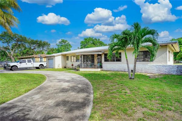 Biscayne Gardens, 275 NE 148th St, Golden Glades, Florida 33161, image 2