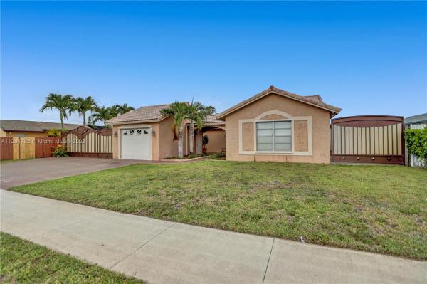 Country Lake Manors, 19634 NW 58th Ct, Country Club, Florida 33015, image 2