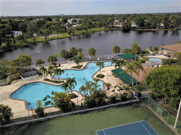 Snapper Creek Townhouses, 6951 SW 111th Ct, Kendall, Florida 33173, image 2