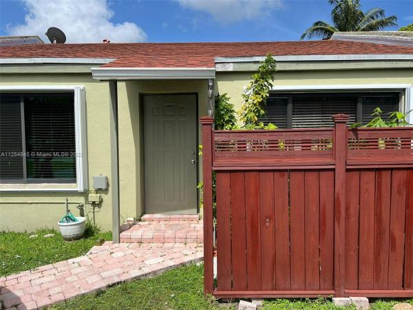 Country Club Villas Townhouses, Miami Gardens, Florida 33169, image 2