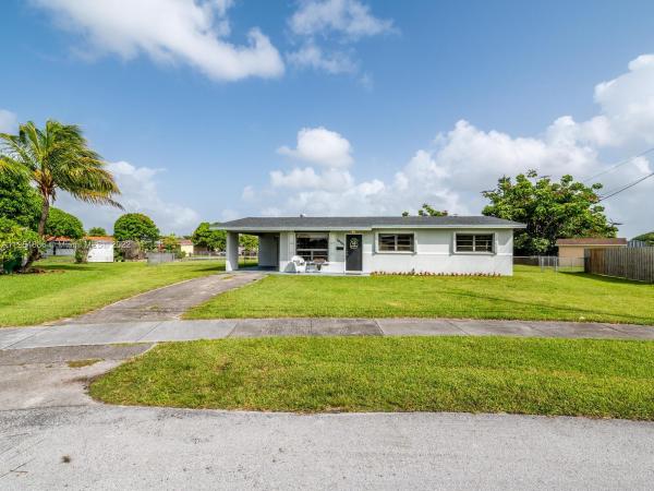 Heftler Homes, 10381 SW 43rd St, Westwood Lakes, Florida 33165, image 1