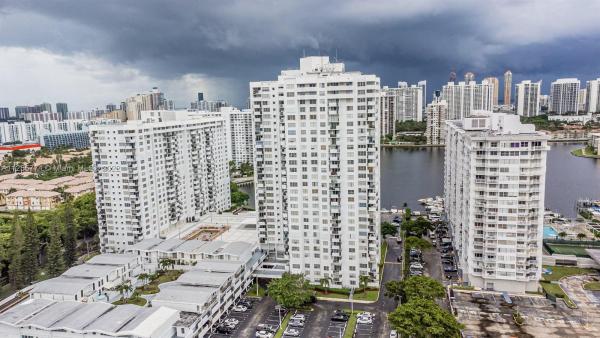 Commodore Plaza Tower, 2750 NE 183rd St #1703, Aventura, Florida 33160, image 2