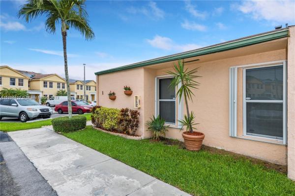 Oakview, 9197 Fontainebleau Blvd #1, Fountainebleau, Florida 33172, image 1