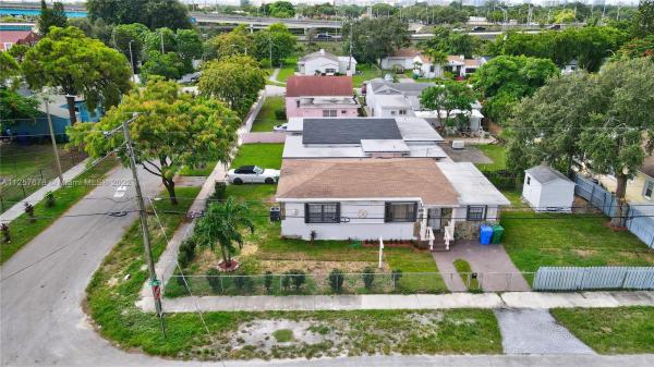 Curry, 800 NW 42nd St, Miami, Florida 33127, image 1