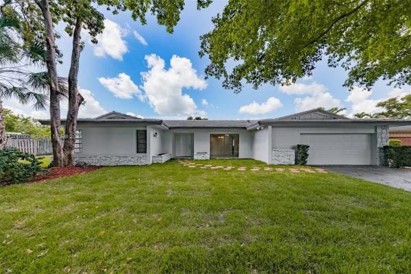 Jacaranda Country Club, 601 Lake Dasha Cir, Plantation, Florida 33324, image 1