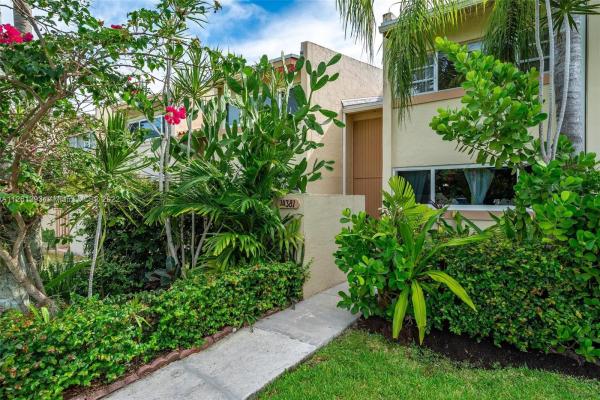 Catalonia Lake Villas, 14381 Kendale Lakes Cir, Kendale Lakes, Florida 33183, image 1