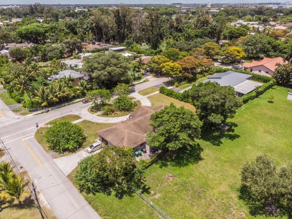 Biscayne Gardens, 15 NE 156th St, Golden Glades, Florida 33162, image 2
