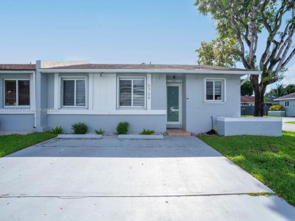 Evergreen Homes Villas, 5709 SW 140th Pl, Kendale Lakes, Florida 33183, image 1