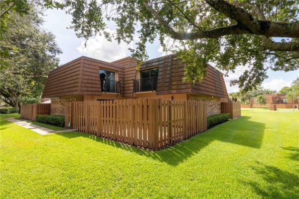 Camelot Gardens, 2603 Lakeview Ct, Cooper City, Florida 33026, image 1