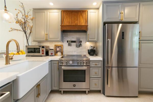 Cross Fox, 5431 NE 25th Ave #101B, Fort Lauderdale, Florida 33308, image 1
