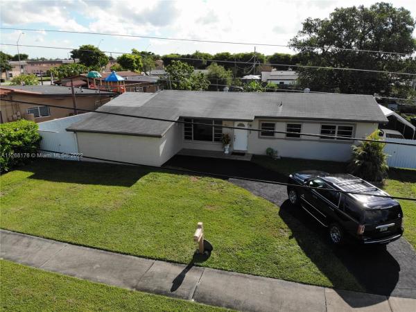 Heftler Homes, 4011 SW 104th Ave, Westwood Lakes, Florida 33165, image 1