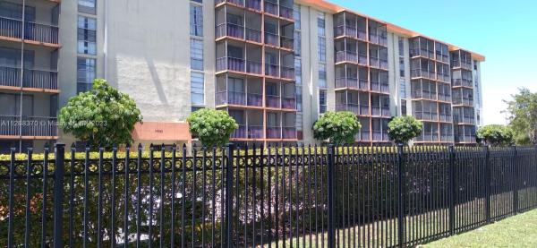 Woodside, 16950 W Dixie Hwy #B425, North Miami Beach, Florida 33160, image 1