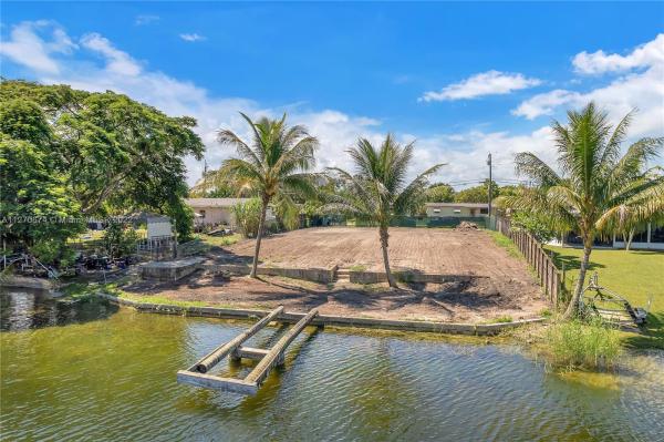 Westwood Lakes Residential, 10905 Westwood Lake Dr, Westwood Lakes, Florida 33165, image 2