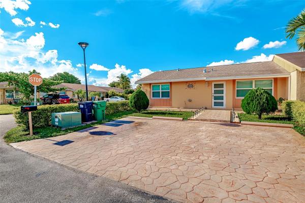 Westwind Lakes Townhouses, 7103 SW 152nd Ct, Kendall West, Florida 33193, image 1
