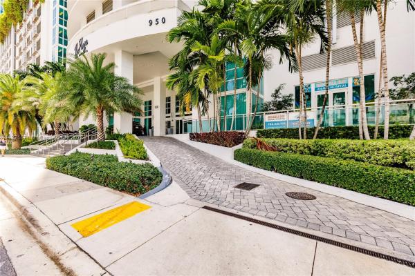 The Plaza On Brickell East, 950 Brickell Bay Dr #3500, Miami, Florida 33131, image 2