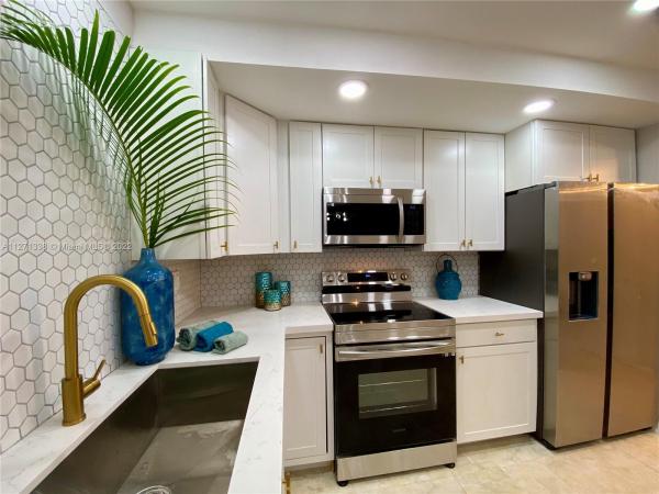 Heritage Square, 17190 SW 94th Ave #903, Palmetto Bay, Florida 33157, image 1