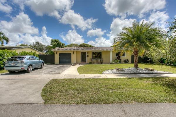 Miami Lakes Residential, 13961 Lake George Ct, Miami Lakes, Florida 33014, image 2