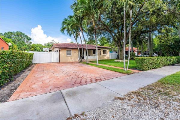 Foust, 645 East Dr, Miami Springs, Florida 33166, image 1