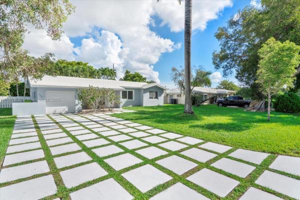 Glendale Manor, 425 NW 87th St, El Portal, Florida 33150, image 1