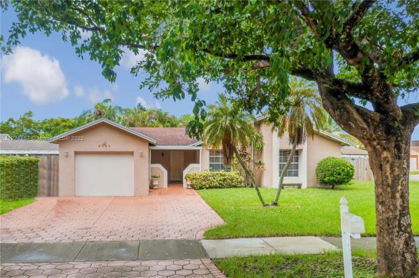 Country Lake Manors, 5761 NW 192nd St, Country Club, Florida 33015, image 2