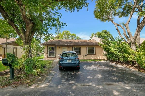 Devon Aire Villas, 11820 SW 125th Pl #11820, The Crossings, Florida 33186, image 2