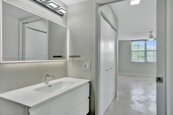 The Yacht Club At Aventura, 19801 E Country Club Dr #4403, Aventura, Florida 33180, image 2