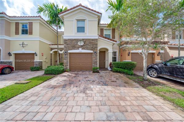 Emerald Creek Townhomes, 12444 Emerald Creek Ct, Plantation, Florida 33325, image 1