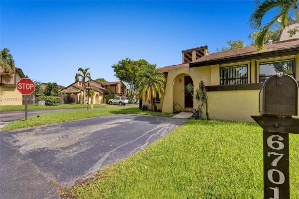 Woodgate North, 6701 SW 127th Pl #6701, Kendale Lakes, Florida 33183, image 1