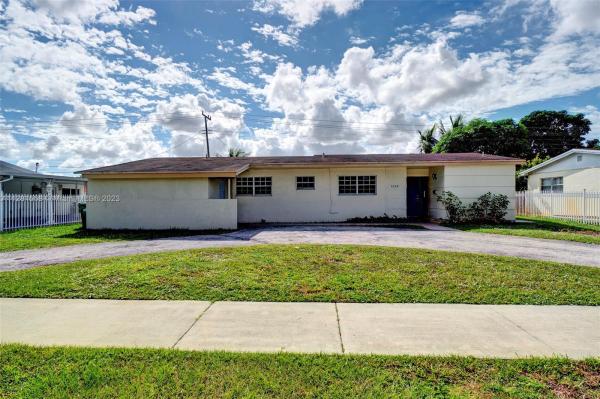 Scott Lake Manor, 1250 NW 179th Ter, Miami Gardens, Florida 33169, image 2