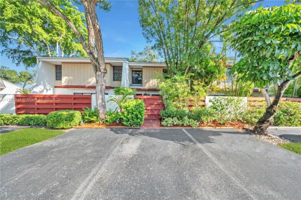 Lakes Of Emerald Hills, 2997 Lakewood Ln #332, Hollywood, Florida 33021, image 1