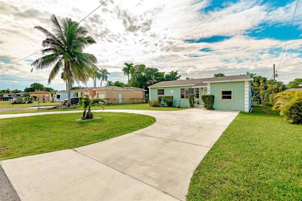 Biscayne Gardens, 260 NW 146th St, Golden Glades, Florida 33168, image 2