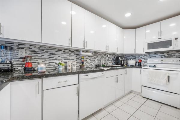 Samari Lake East, 10000 NW 80th Ct #2256, Hialeah Gardens, Florida 33016, image 2