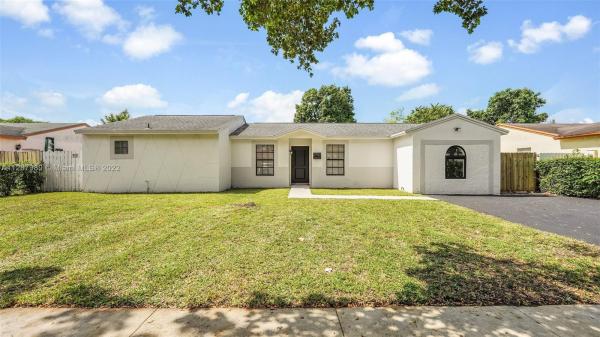 Country Lake Manors, 20122 NW 57th Pl, Country Club, Florida 33015, image 2
