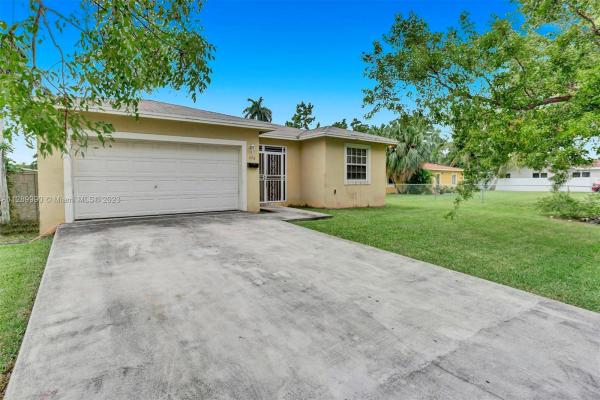 Kanoni Villas, 450 NE 145th St, Golden Glades, Florida 33161, image 2
