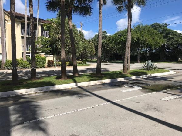 Pinehurst Club, 470 S Park Rd #7-208, Hollywood, Florida 33021, image 1