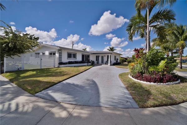 Highland Manor, 740 NE 180th St, North Miami Beach, Florida 33162, image 2