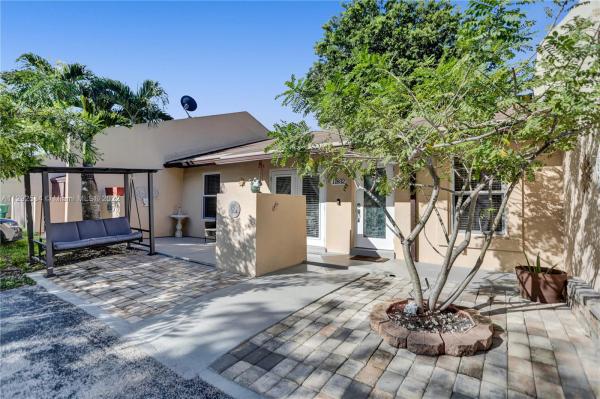 Devon Aire Villas, 11832 SW 125th Pl, The Crossings, Florida 33186, image 2
