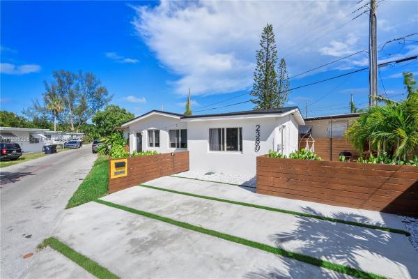 Trailer City, 2380 NE 137th St, North Miami Beach, Florida 33181, image 1