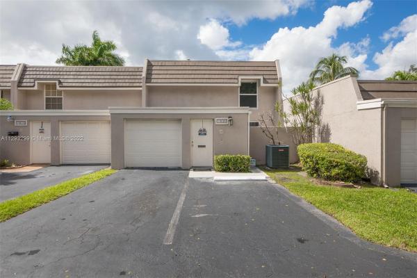 Fairway Townhouses, 19620 Bobolink Dr #19620, Country Club, Florida 33015, image 1