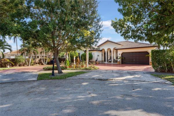 2003 SW 143rd Pl, Unincorporated Dade County, Florida 33175, image 2