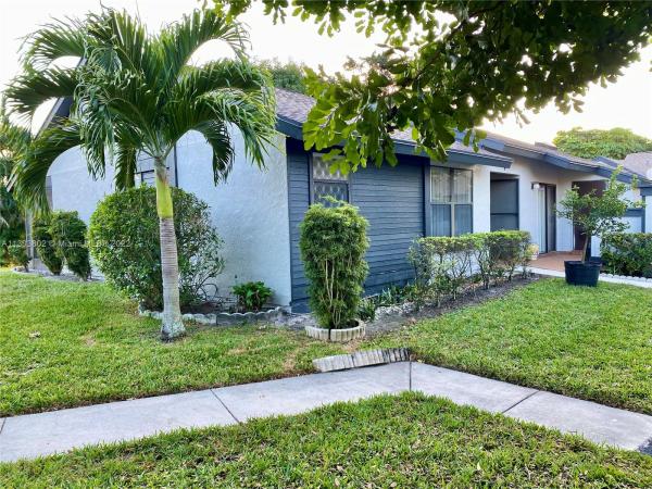 Strathmore Gate West, 469 Long Bow Ct, Royal Palm Beach, Florida 33411, image 2
