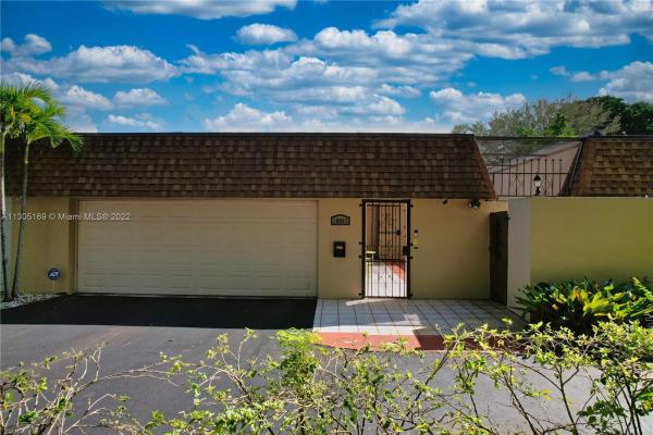 Country Club Of Miami Fairway Villas, 18905 Oakland Hills Dr #18905, Hialeah, Florida 33015, image 1