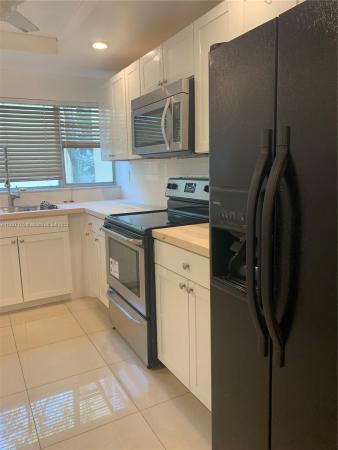 Lake Park, 922 NE 199th St #3A, Ives Estates, Florida 33179, image 2