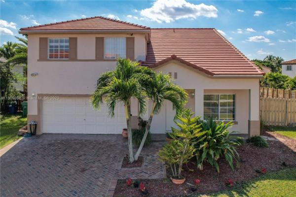 Weitzer At Lago Mar, 15782 SW 75th Ter, Kendale Lakes, Florida 33193, image 2