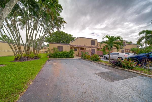 Villas Central, 1321 W Golfview Dr, Pembroke Pines, Florida 33026, image 1