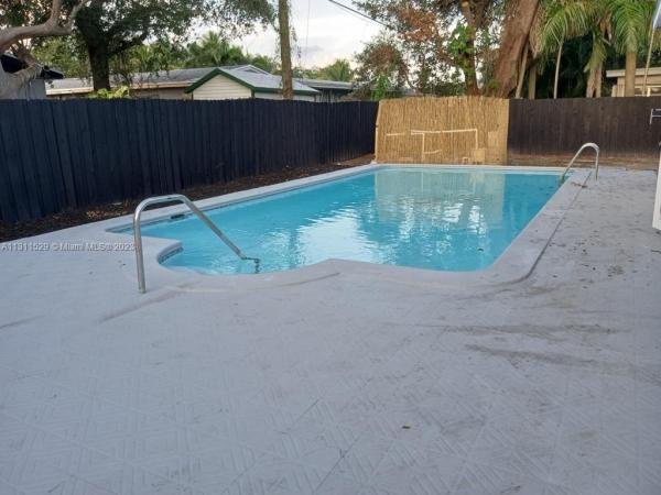 Highland Manor, 575 NE 179th Dr, North Miami Beach, Florida 33162, image 1