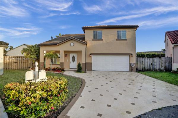 Weitzer At Lago Mar, 7555 SW 157th Pl, Kendale Lakes, Florida 33193, image 2