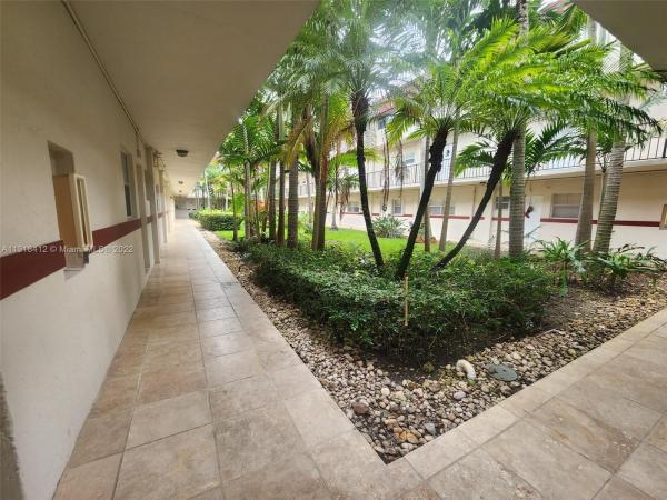 Villas Of Pinecrest, 8600 SW 67 Ave #906, Pinecrest, Florida 33156, image 2