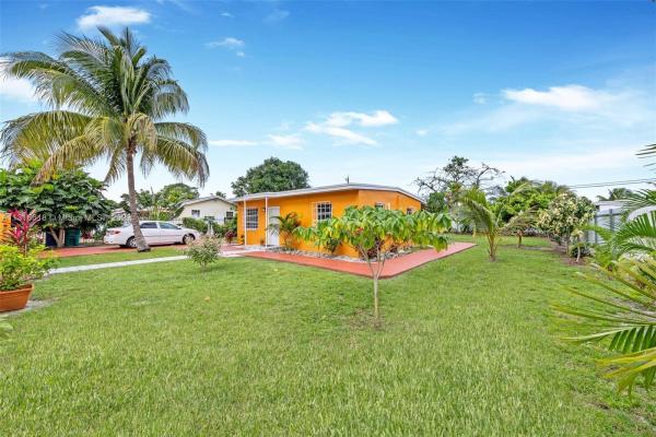 Hyde Park Manor, 1011 NW 140th St, Golden Glades, Florida 33168, image 1