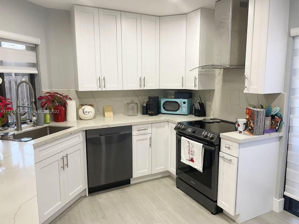 Village Homes At Lakes Of The Meadow, 4850 SW 152nd Pl #E-91, Kendall West, Florida 33185, image 2